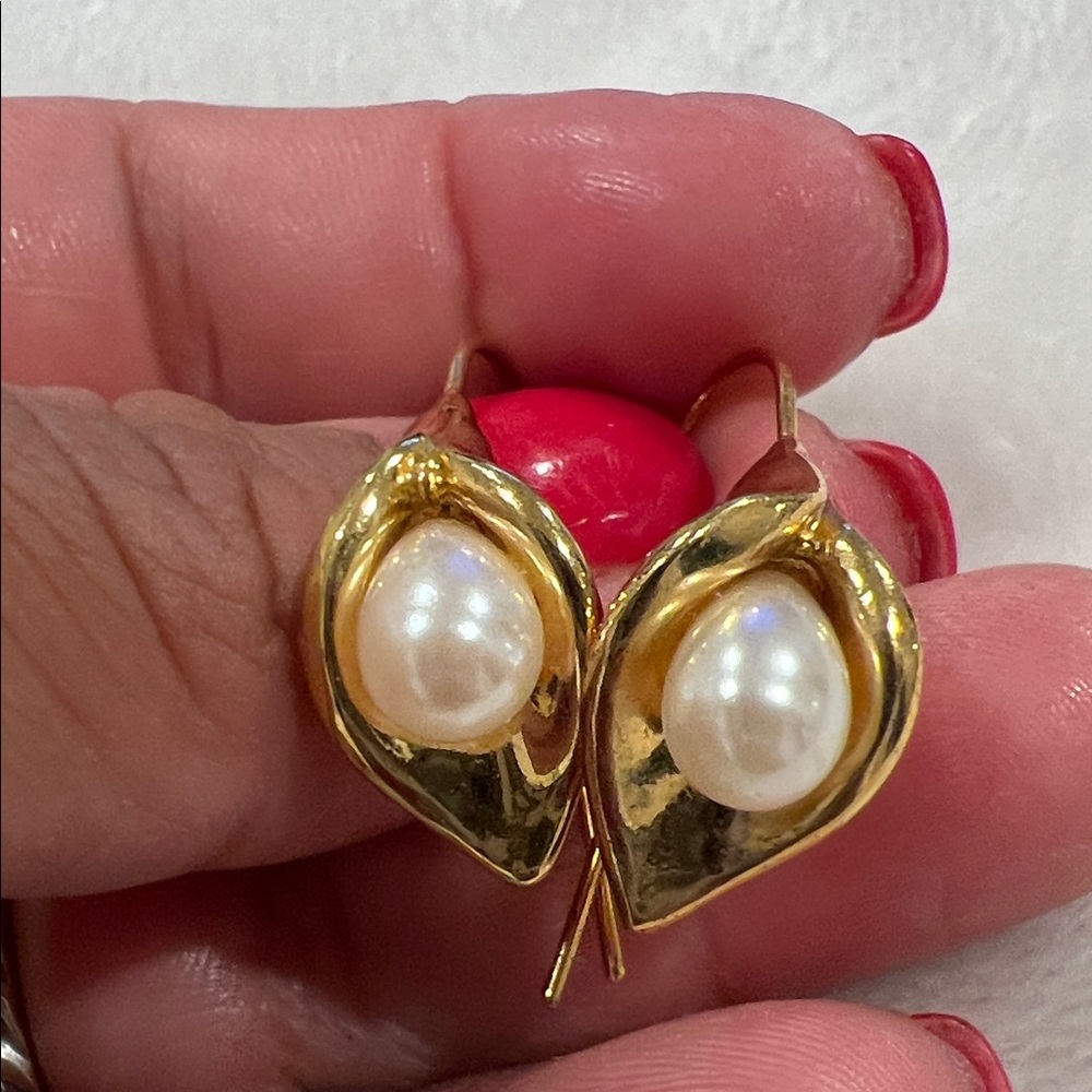 Vintage Lilly Gold and Pearl Drop Earrings - Picture 6 of 10